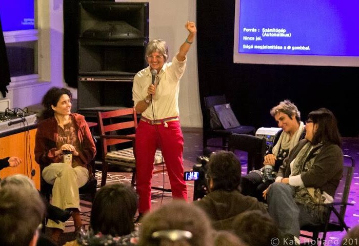 A 8.LIFT keretében Rédai Dóri, Lepa Mladjenovic (belgrádi Labris), Wirth Judit (NANE) és Hatfaludi Judit beszélgetnek Charlotte Bunch nőjogi aktivistáról (2013)