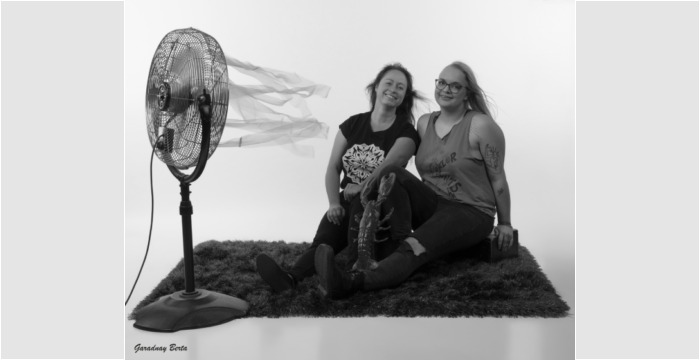 Az Eltitkolt évek c. filmben nagyon megérintett, hogy az idősebb generációknak mennyi mindennel kellett megküzdenie, sok erőt ad, hogy azóta aktívan dolgoztok! (Viki 24)
Járjátok a saját utatokat! (Évi 44)